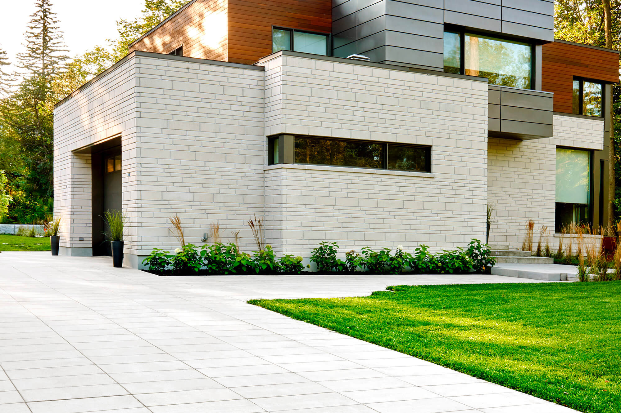 s/mtlbp/sg/mtl-brique-pierre-amenagement-exterieur-02.jpg